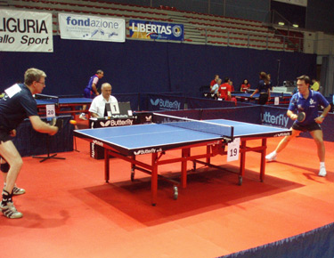 David Alonso a la derecha jugando un partido de individuales contra el francés Serignant