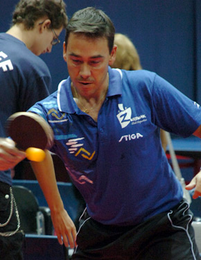 David Alonso, con la camiseta azul del CLub Deportivo Zuzenak, golpeando a la pelota en un partido de individuales