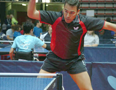 David Alonso, restando en un partido de individuales. 
