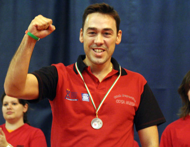 David Alonso con el puño en alto, tras recibir la medalla de bronce