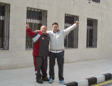 David Alonso, a la derecha, en el exterior del pballón junto a Miguel Guzmán. 