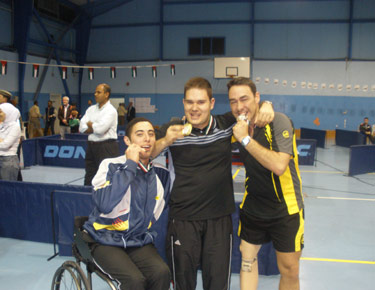 David Alonso, a la derecha, con sus compañeros Bilal y Morales, celebrando las medallas. 