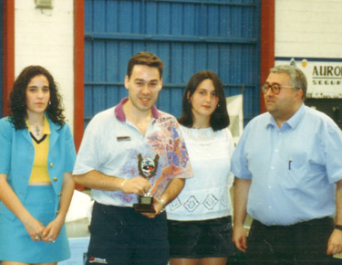 David Alonso en el centro de la imagen con el trofeo en la mano que le otorgaba el subcampeonato en esa edición