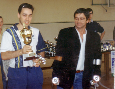 David Alonso a la izquierda posando con el trofeo de campeones de la Liga Normalizada de Bizkaia 