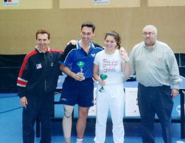 David Alonso y su compañera de equipo en la entrega de trofeos, tras lograr el Subcampeonato de Bizkaia en la modalidad de dobles mixtos