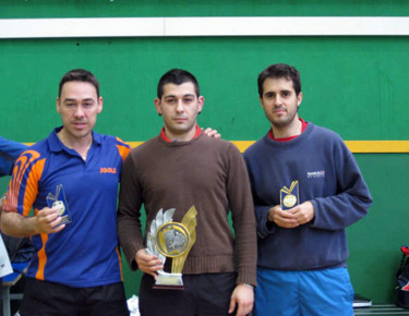 David Alonso, a la izquierda, como subcampéon. Junto a Javi García (Campeón), en medio, y a Gorka Muñiz(bronce), a la derecha. 