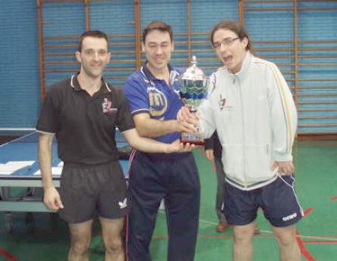 David Alonso, en el medio, posando con Josu Vitoria, a la derecha y con Javi Serrano, a la izquierda con el trofeo de Campeón del Play-Off de la Liga Autonómica.