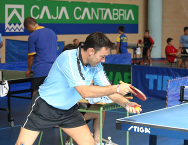 David Alonso preparado para hacer un saque.