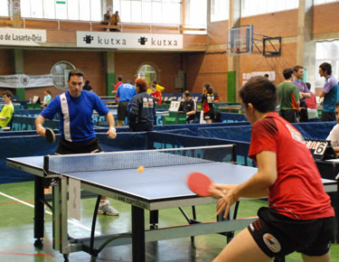 David Alonso, al fondo, disputando un partido individual. 