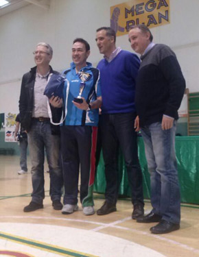 David Alonso, en el podium con el trofeo de campe&oacute;n. 