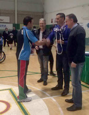 David Alonso, saludando, antes de recibir el trofeo de campe&oacute;n.
