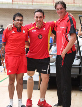 David Alonso posando con su compañero de equipo y otro jugador.
