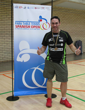 David Alonso, posando delante de la publicidad del Open Internacional de Barcelona. 