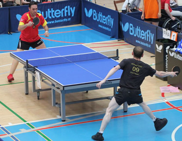 David Alonso, al fondo jugando un partido de individuales