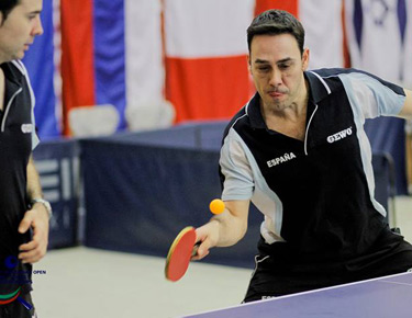 David Alonso, a punto de restar una pelota en un partido de dobles. 