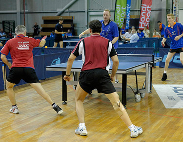 Josu Rubio y David Alonso de espaldas jugando un partido de dobles 