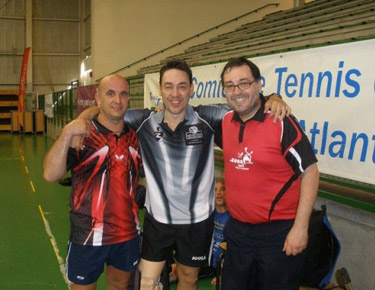 David Alonso, en el centro, con los jugadores catalanes Francis Martín y Quim Azcón. 