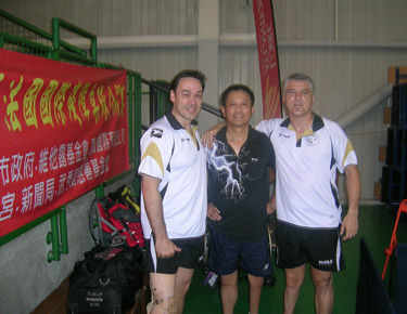 David Alonso, y Josu Rubio con un miembro del equipo China-Taipei 