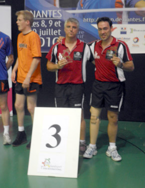 David Alonso y Josu Rubio, en el podium, medalla de bronce por equipos 