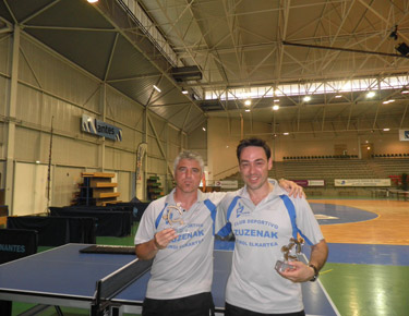 Josu Rubio y David Alonso, posando con el trofeo en el polideportivo