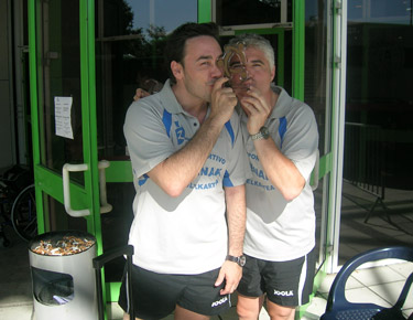 David Alonso y Josu Rubio besan el trofeo.