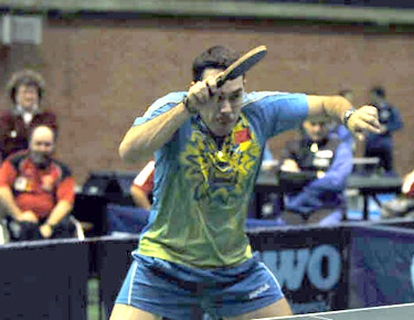 David Alonso, golpeando la pelota