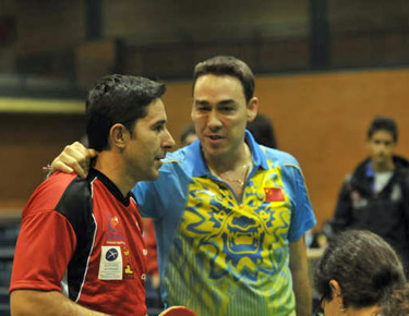 David y Miguel, amigos y rivales, se saludan después de disputar la final. 