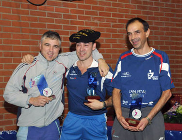 David Alonso, en el medio de la imagen, con la txapela y el trofeo de Campeón de Euskadi. 