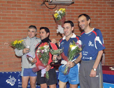 David Alonso, el segundo por la derecha, con el trofeo de campeón del II Open Zuzenak