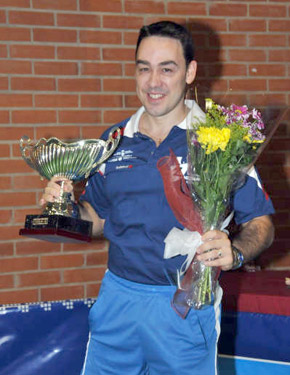 David Alonso con el trofeo de campeón del II Open Zuzenak 