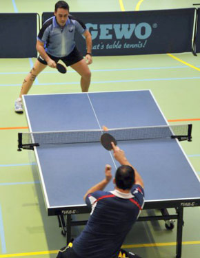 David Alonso, al fondo, jugando contra Iñaki Gandía (C.D.Zuzenak)