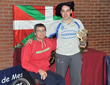 David Alonso, a la izquierda con el trofeo del Campeonato de Euskadi. A la derecha, Porfirio Hernández, Presidente de la Federación Vasca de Deporte Adaptado.