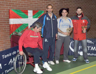 David Alonso, con el trofeo y la txapela del Campeonato de Euskadi, con el resto de los compañeros de podium.