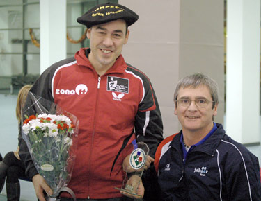 David Alonso, posa con la txapela y el trofeo de campeón de pie, con Porfi Hernández a su izquierda 