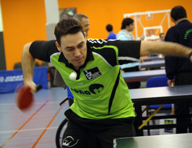 David Alonso en una acción de saque