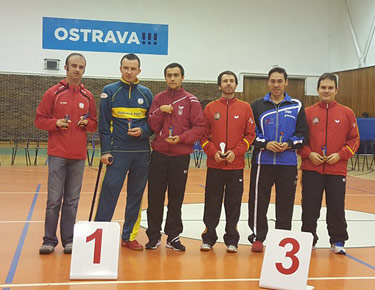 David Alonso, en el pódium por equipos con sus compañeros, Álvaro Valera y Jordi Morales