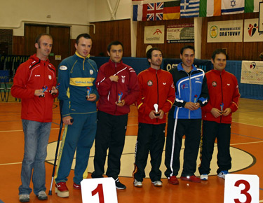 David Alonso, en el pódium por equipos con sus compañeros, Álvaro Valera y Jordi Morales