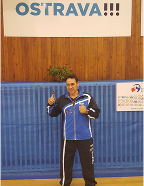 David Alonso posando con el trofeo del tercer puesto por equipos.