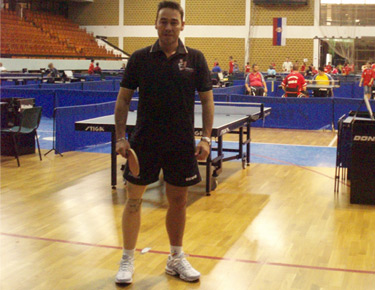 David Alonso posando en el pabellón con la indumentaria del Club Deportivo Zuzenak 