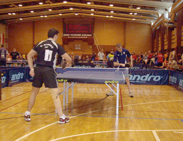 David Alonso, de espaldas, calentando con el número 1 del mundo, el francés Mathieu. 