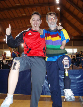 David Alonso a la izquierda, con su gran amigo el jugador brasileño Gladiator Cahique, enseñando las prótesis en el pabellón. 
