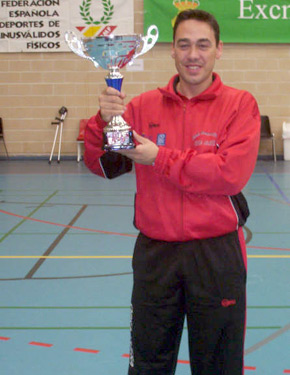 David Alonso, posando con el trofeo de subcampeón por equipos.