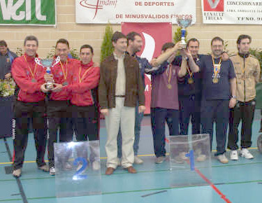 David Alonso, el segundo empezando por la izquierda de las imágenes, junto con sus compañeros de equipo, en el podium con el trofeo de subcampeón por equipos.