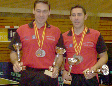 David Alonso a la izquierda posando con la medalla de plata por equipos, con la de bronce en dobles y los respectivos trofeos