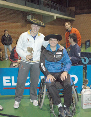 David Alonso, a la izquierda con la txapela de campeón de pie, junto con Claudio Izquierdo, a la derecha como campeón en la modalidad de silla.