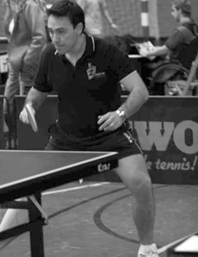 David Alonso preparado para restar en un partido de individuales.