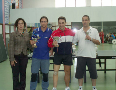David Alonso, segundo por la derecha con la copa de Campeón, junto con Josu Vitoria, José Mentxaka y la presidenta de la Federación Vasca de Deporte Adaptado, Paola Dapena. 