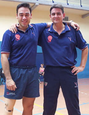 David Alonso, a la izquierda, y su compañero de dobles, Claudio Izquierdo, se abrazan 