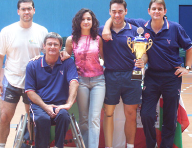 David Alonso posando con sus compañeros de selección, tras la consecución del Subcampeonato de la Copa del Rey