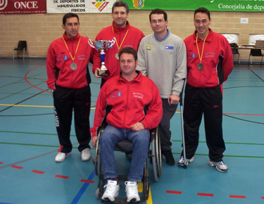 David Alonso, a la derecha, posa con sus compañeros del Club Cosa Nuesa con el trofeo de subcampeonato 